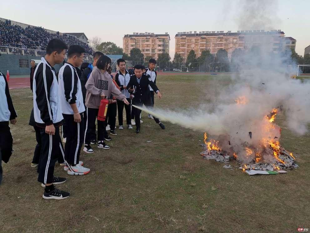 益阳市第六中学：2426名师生消防安全应急疏散演练用时2分36秒(图1)